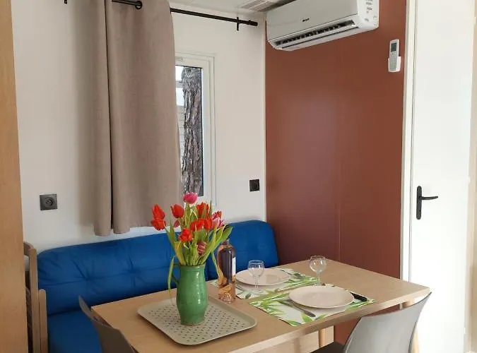 Spacieux Mobilhome Climatise 4 P Au Grau Du Roi En Camargue Кемпинг